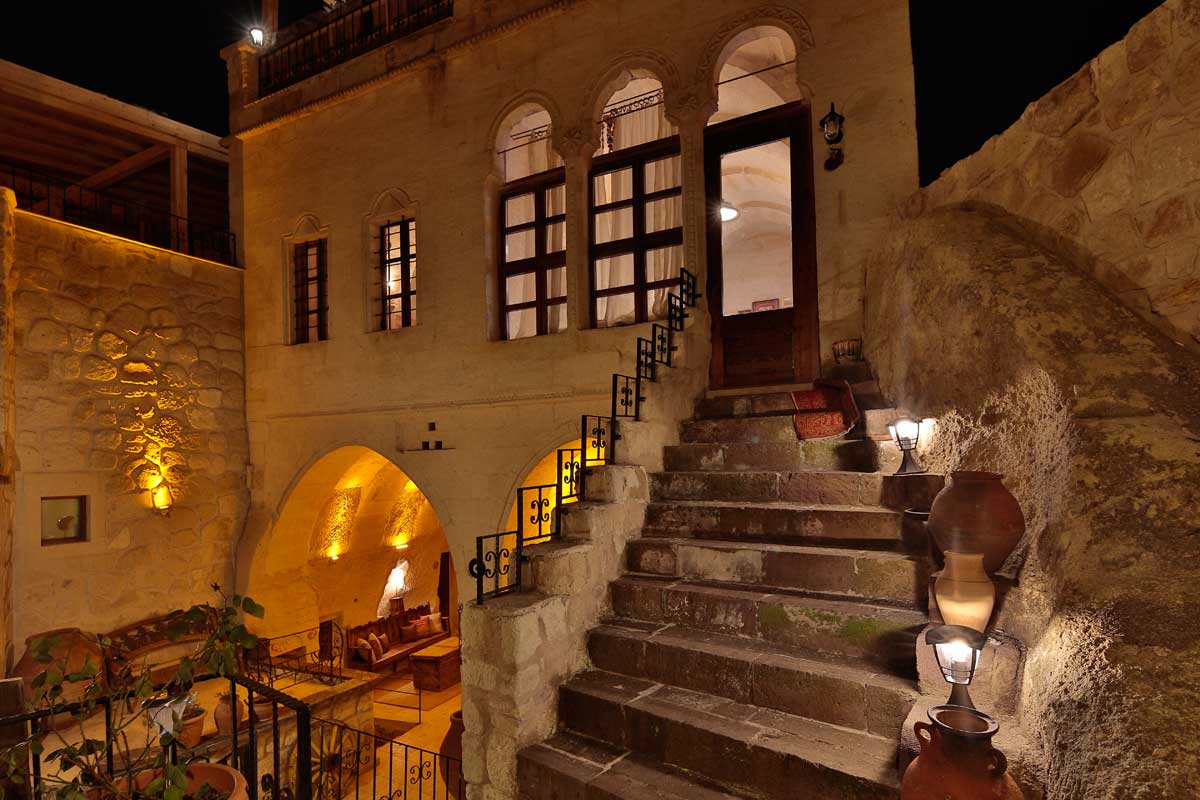 Elaa Cave Hotel has terraces and outdoor seating areas